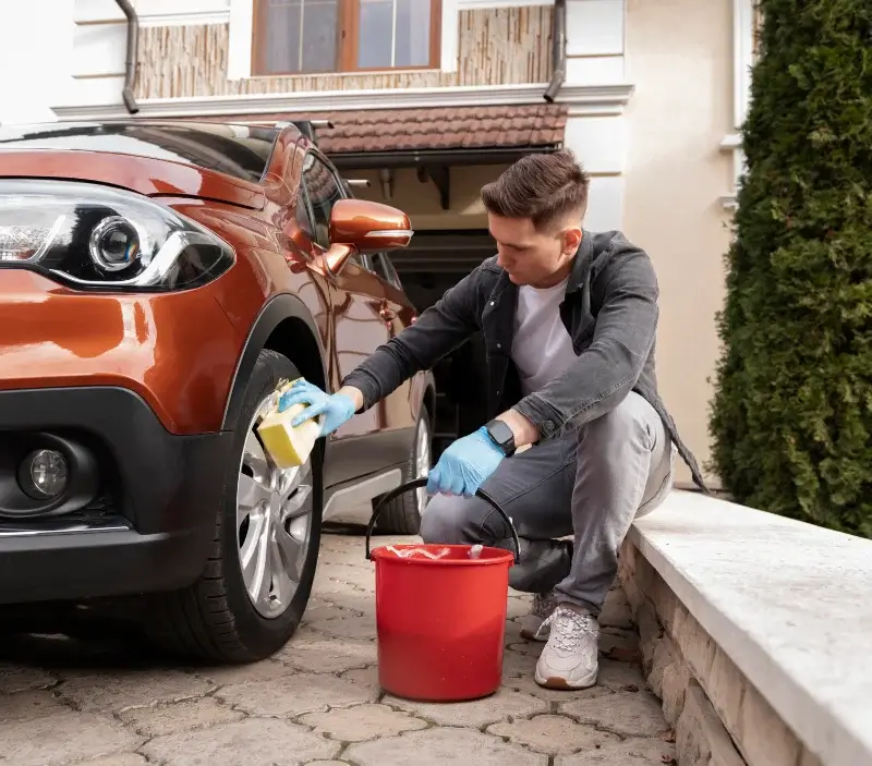 Lavage auto à domicile Crespin : professionnel intervenant sur un véhicule